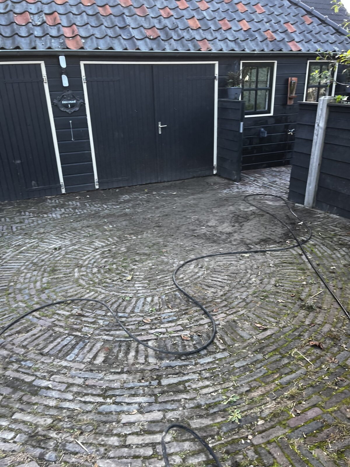 Oude gebakken waaltjes gereinigd en onkruidvrij ingevoegd. vóór behandeling