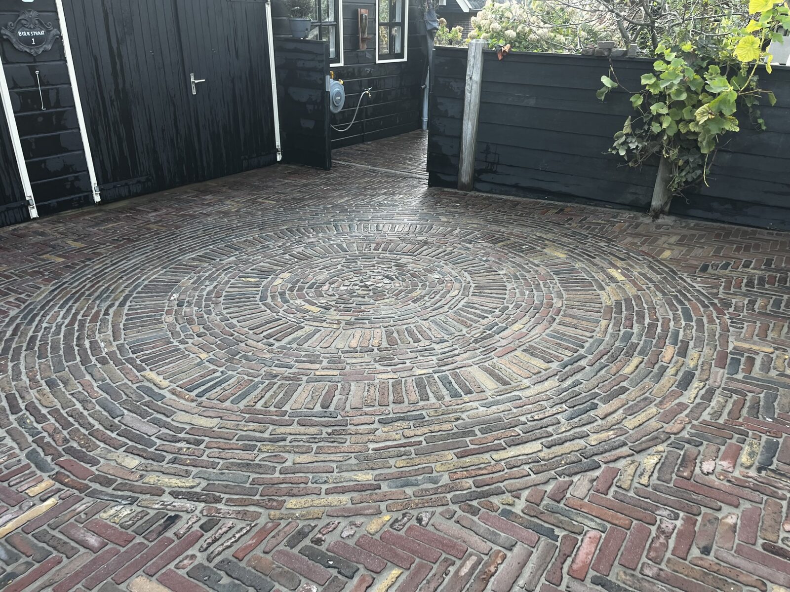 Oude gebakken waaltjes gereinigd en onkruidvrij ingevoegd. na reinigen